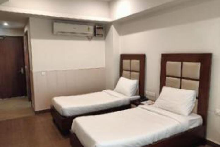 Room 3 of 40