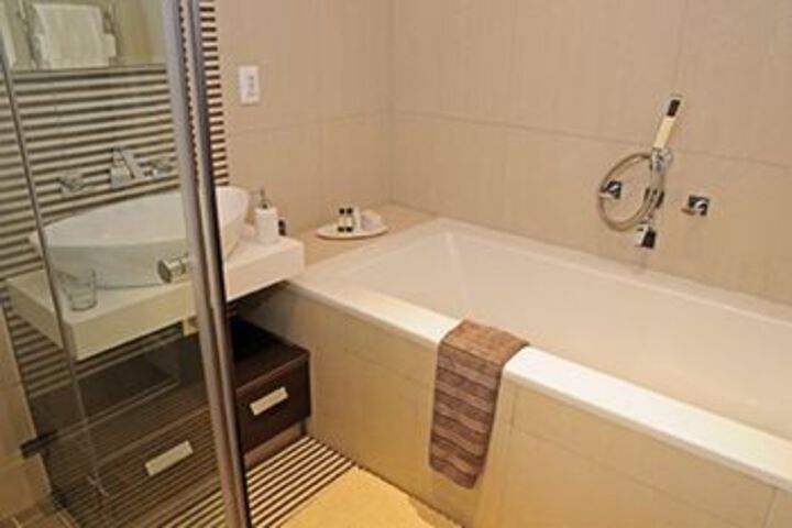 Room 2 of 33