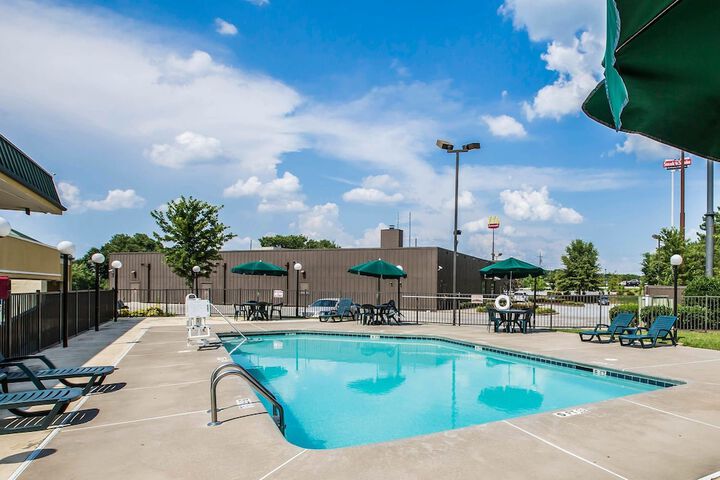 Hotel Pool