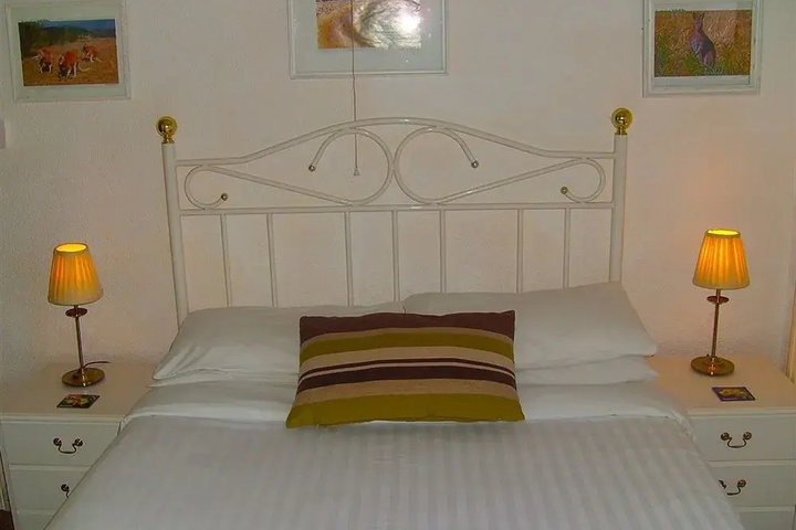 Room 4 of 12