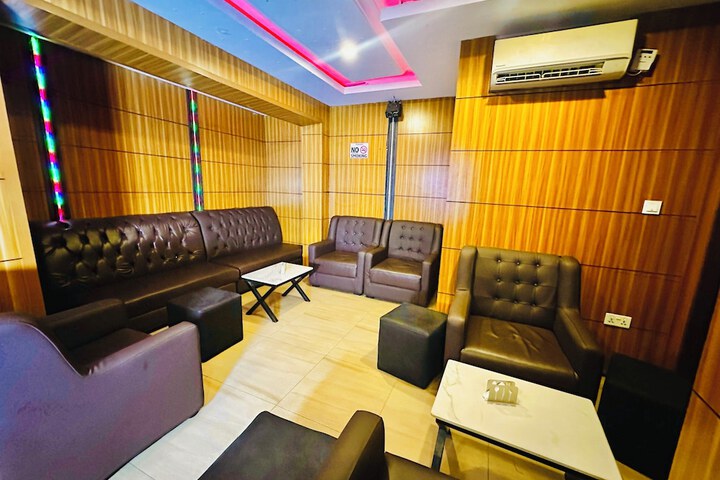 Lounge 24 of 51