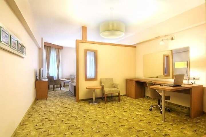 Room 15 of 32