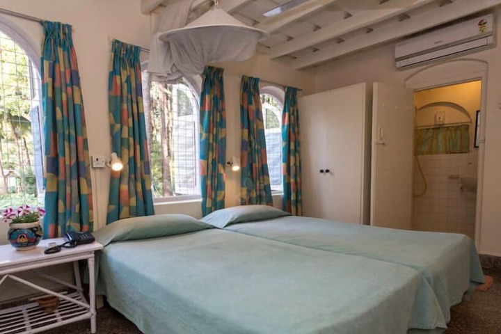 Room 4 of 233