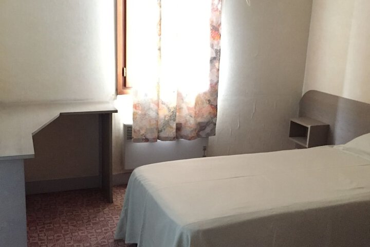 Room 9 of 34