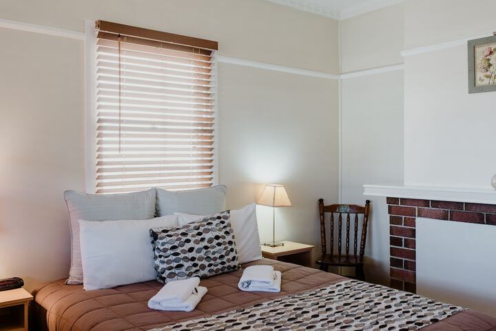 Room 4 of 33