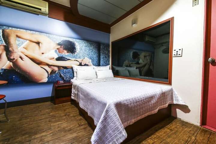 Room 9 of 34