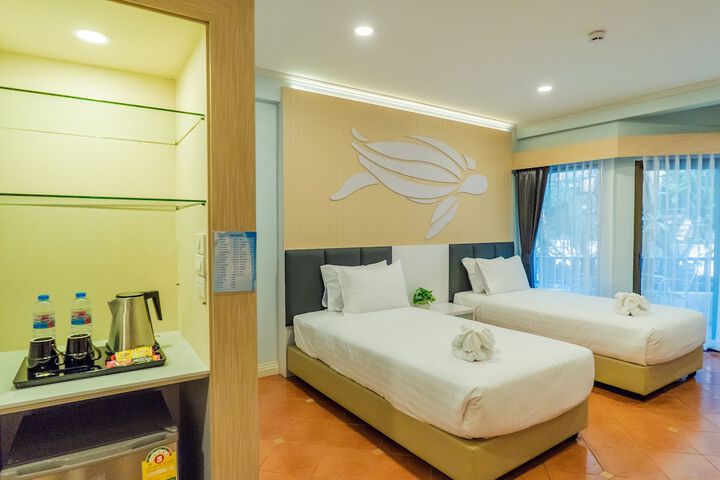Room 5 of 100