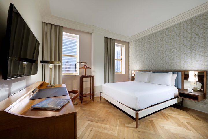 Deluxe Queen Bed (6 of 20)