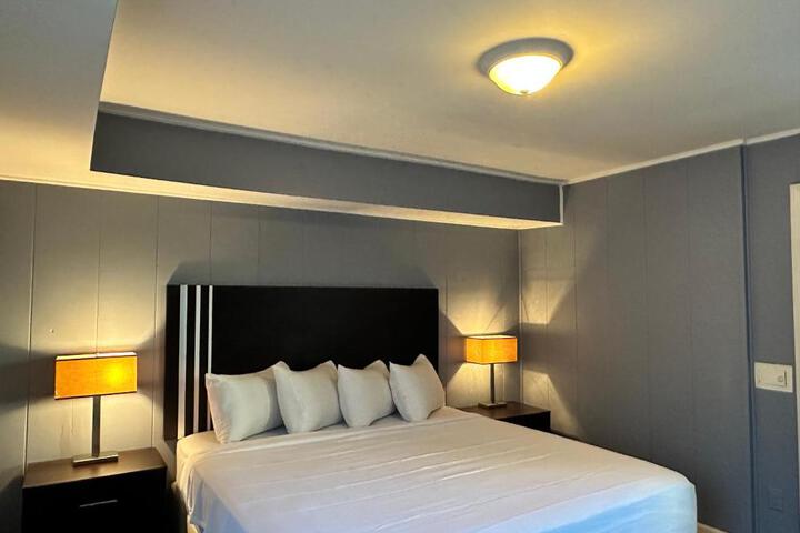 Signature King Bed (2 of 5)