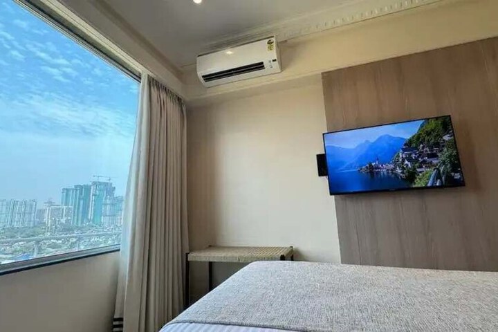 Room 13 of 19