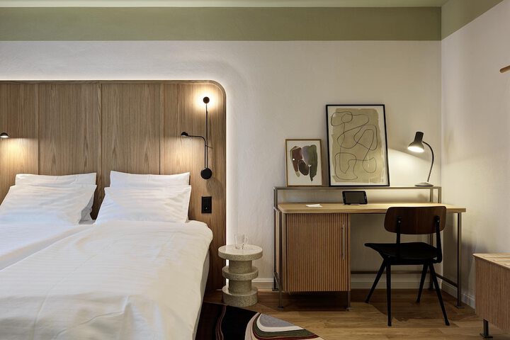 Room 4 of 18