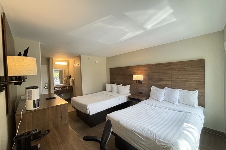 1 Queen Bed (8 of 8)