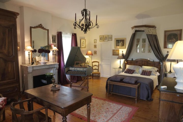 Room 5 of 8