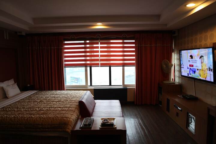 Room 4 of 33
