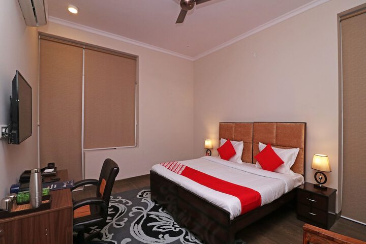 Room 4 of 18
