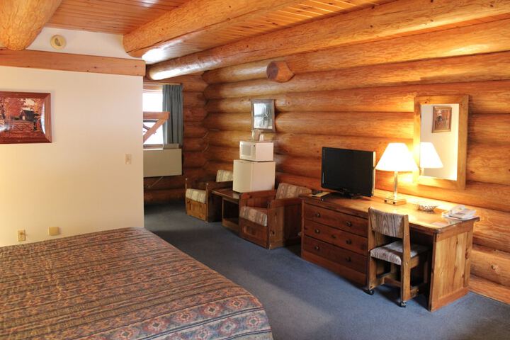 Pine Country Economy King Bed Pet Friendly (14 of 31)