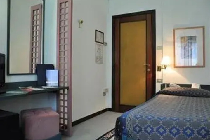 Room 5 of 10
