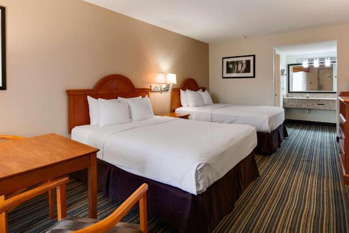 2 Queen Beds (6 of 6)