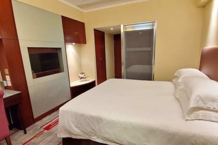 Room 15 of 103