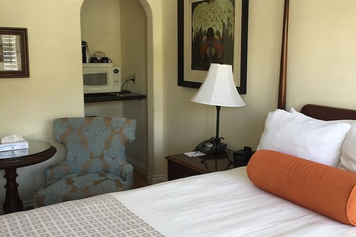 Room 13 of 221
