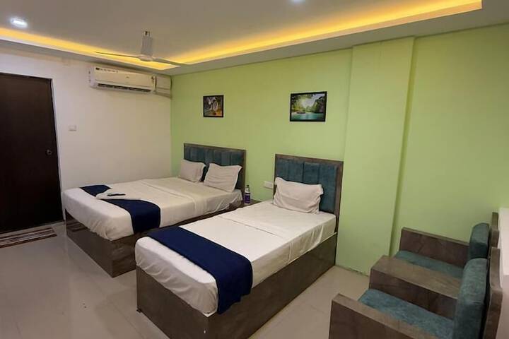 Room 5 of 9