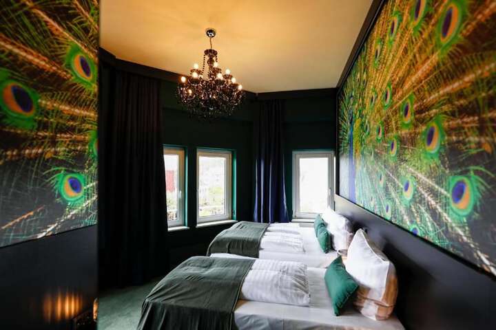 Room 12 of 100
