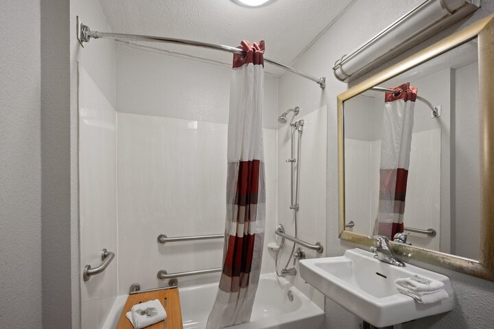 Deluxe King Bed Accessible (4 of 16)