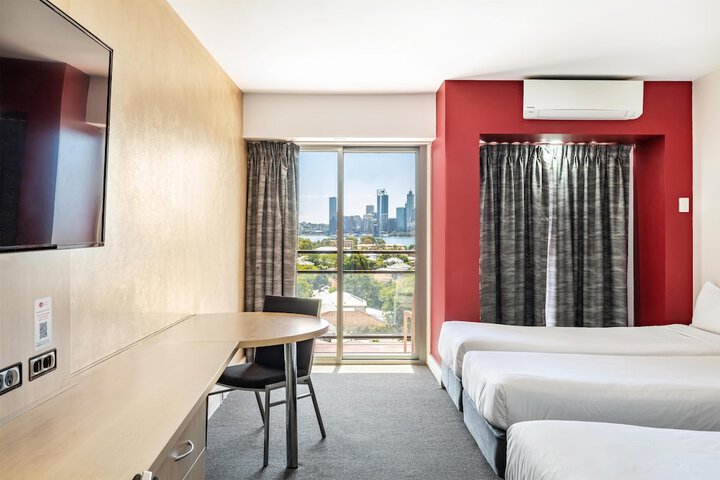 Room 32 of 74