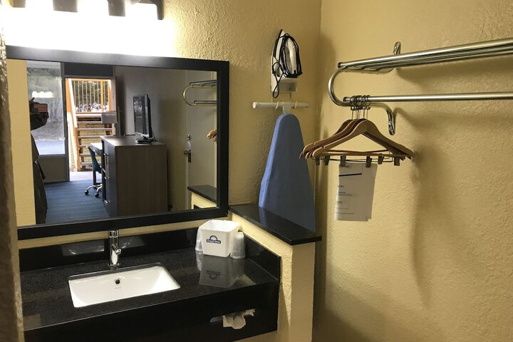 Room 25 of 47
