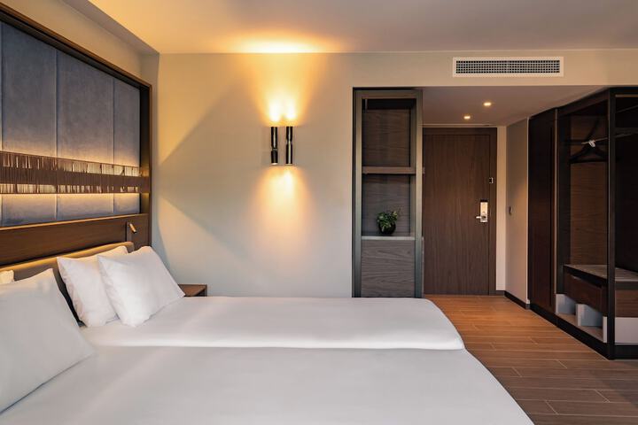 Room 28 of 67