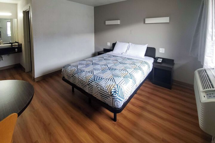 Room 7 of 18