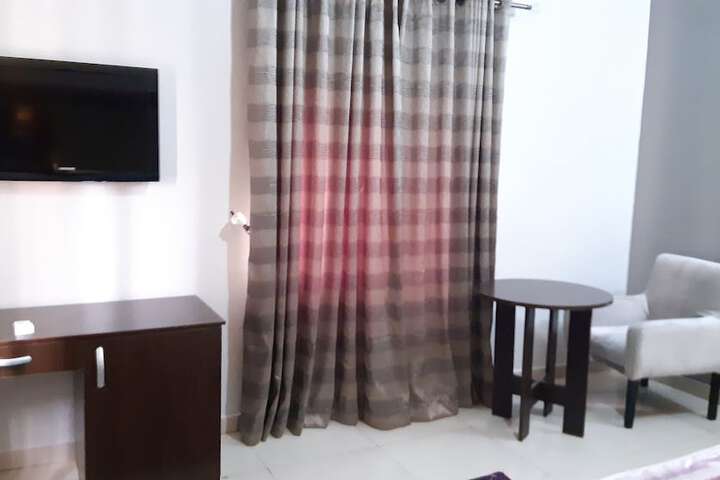 Room 4 of 12
