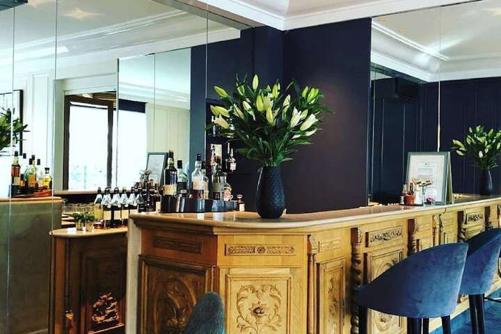 Lobby lounge