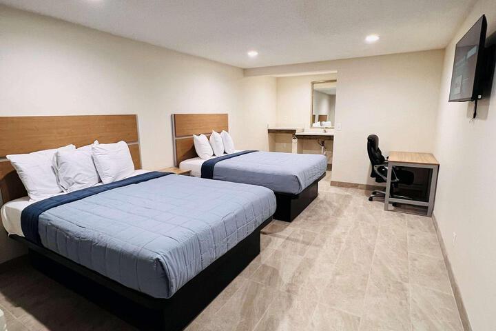 1 Queen Bed (11 of 17)