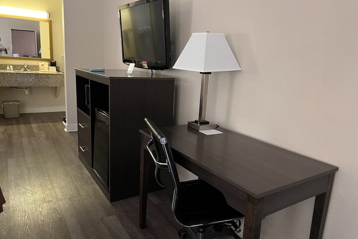 1 King Bed Mobility Accessible (11 of 12)