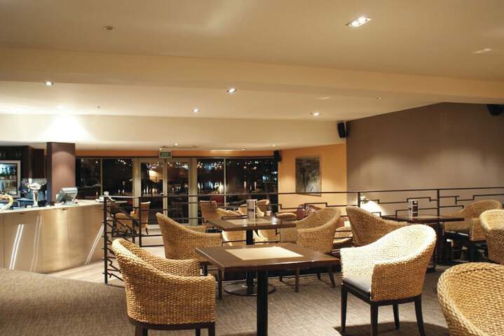 Lounge 74 of 100