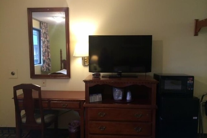 Room 6 of 10