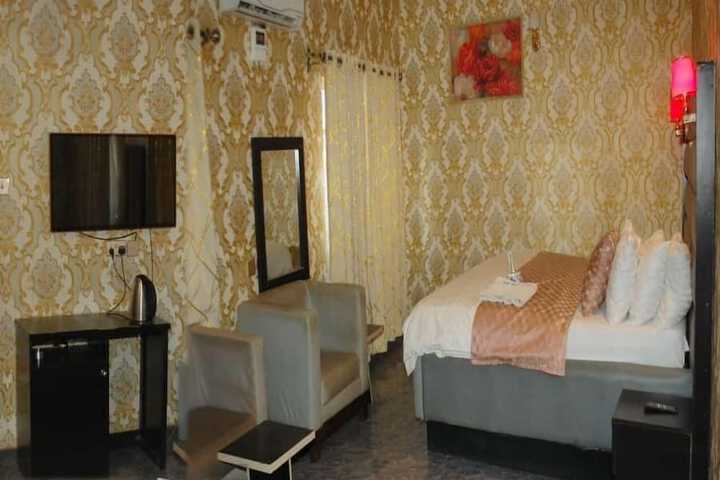 Room 10 of 20