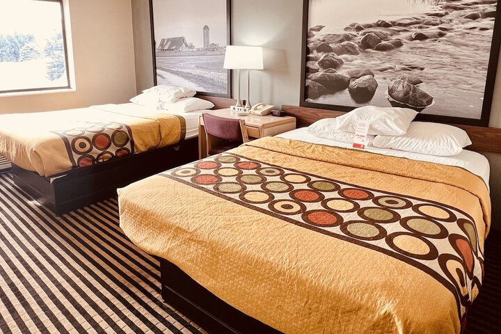 1 Queen Bed (5 of 26)