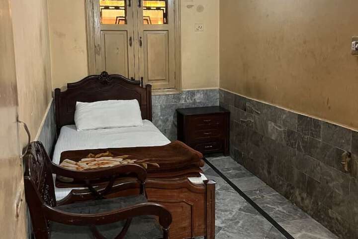 Room 8 of 17