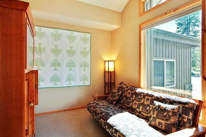Room 4 of 16