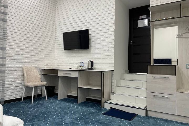 Room 8 of 10