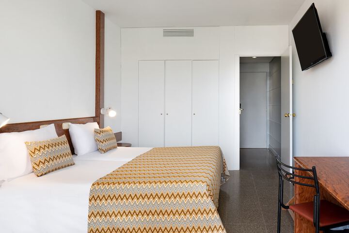 Room 3 of 40