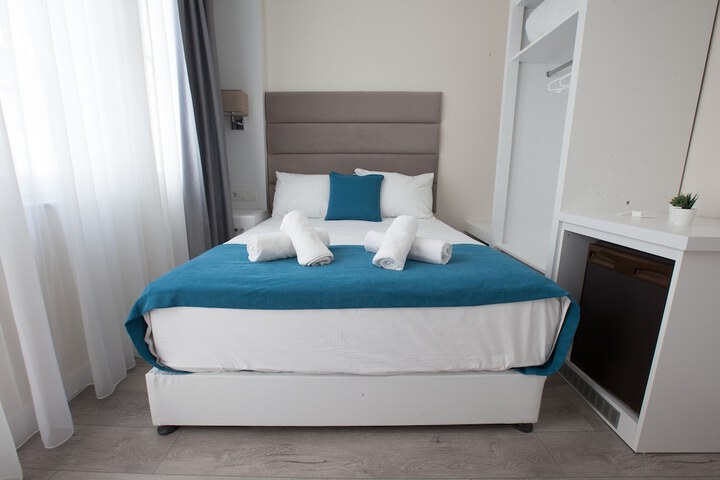 Room 9 of 37