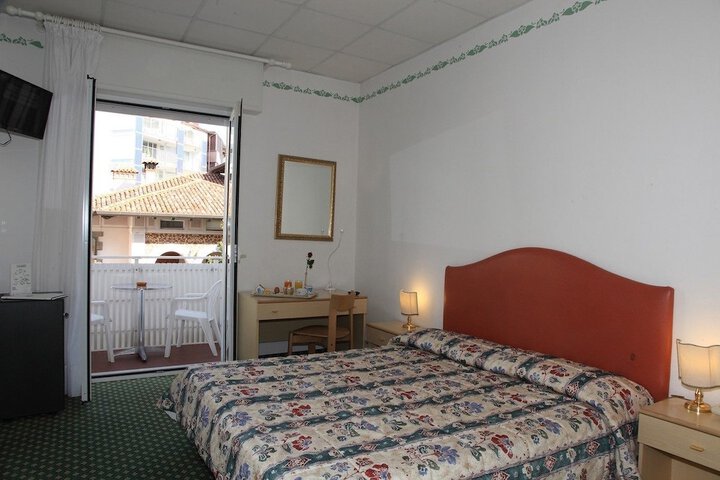Room 11 of 37