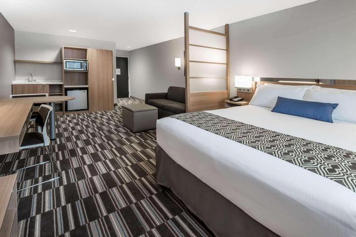 Queen Bed Accessible Room (23 of 25)