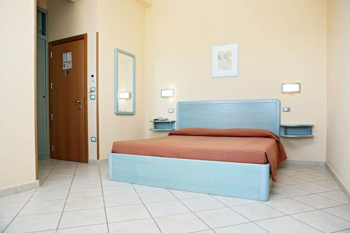 Room 4 of 33