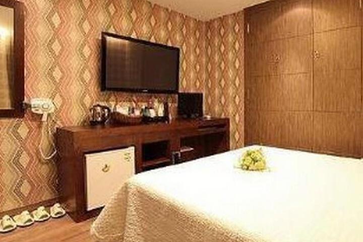 Room 2 of 6