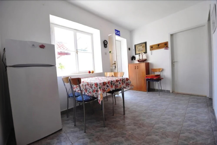 Room 4 of 12