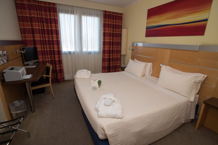 Room 10 of 33